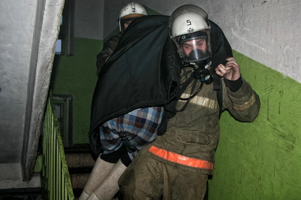 Один человек пострадал и один спасен в ночном пожаре в Смоленске. Фото: ГУ МЧС России по Смоленской области.
