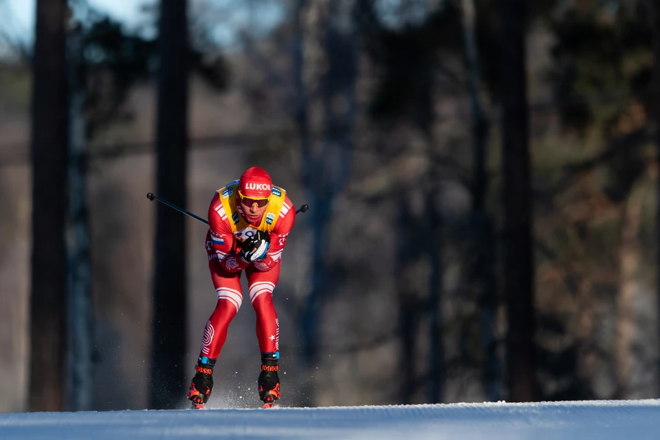 Российский лыжник во время этапа Кубка мира по лыжным гонкам.