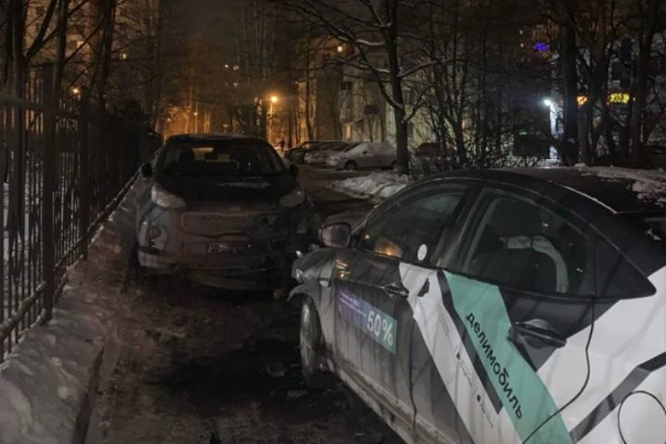 В Петербурге каршеринг протаранил припаркованную "Киа"
