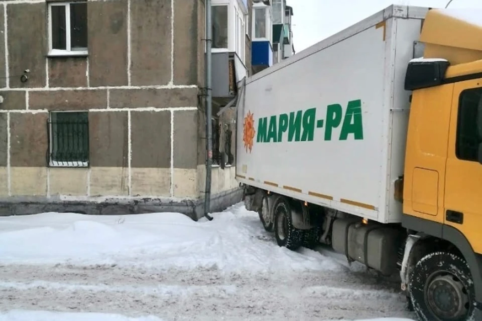 Иду на таран: грузовик постоянно врезается в балкон в Новокузнецке. ФОТО: личная страница Сергея Кузнецова в соцспетях