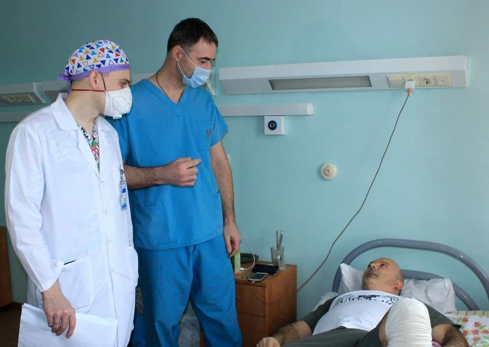 Пациент поблагодарил врачей за помощь. Фото: министерство здравоохранения Омской области