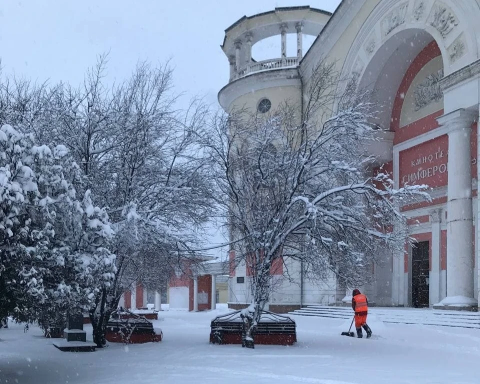 Сотни дворников борются с последствиями стихии. Фото: Крым 24