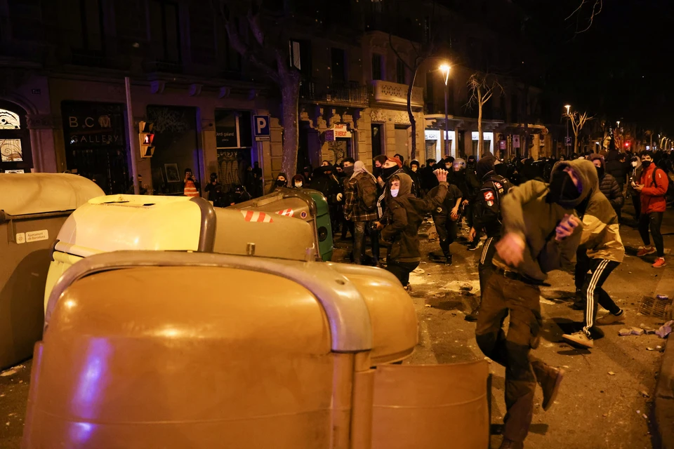 ЕС заявил о поддержке акций протеста в Испании из-за ареста рэпера