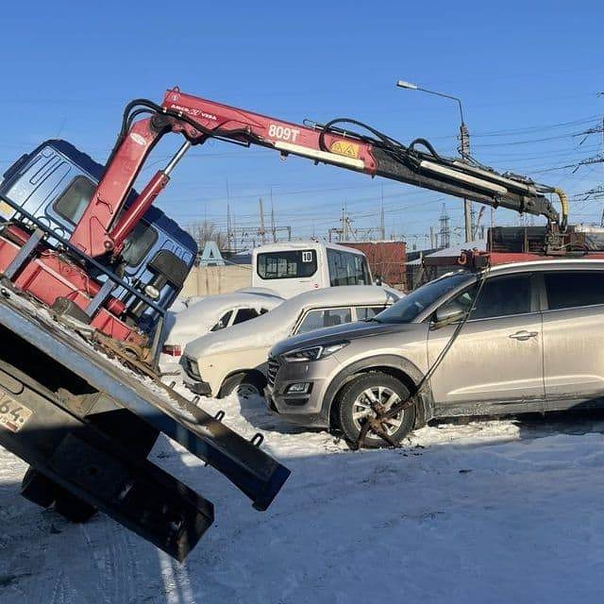 В Балакове эвакуатор рухнул на внедорожник и стрелой проломил крышу - KP.RU