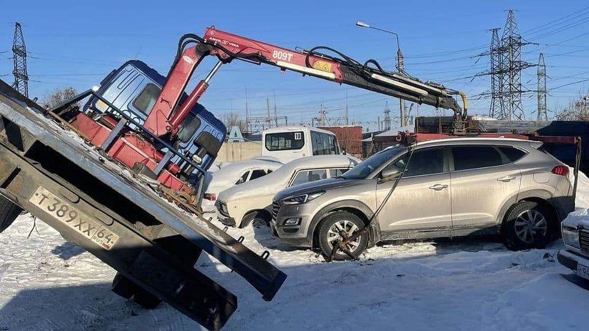 В Балакове эвакуатор рухнул на внедорожник и стрелой проломил крышу - KP.RU