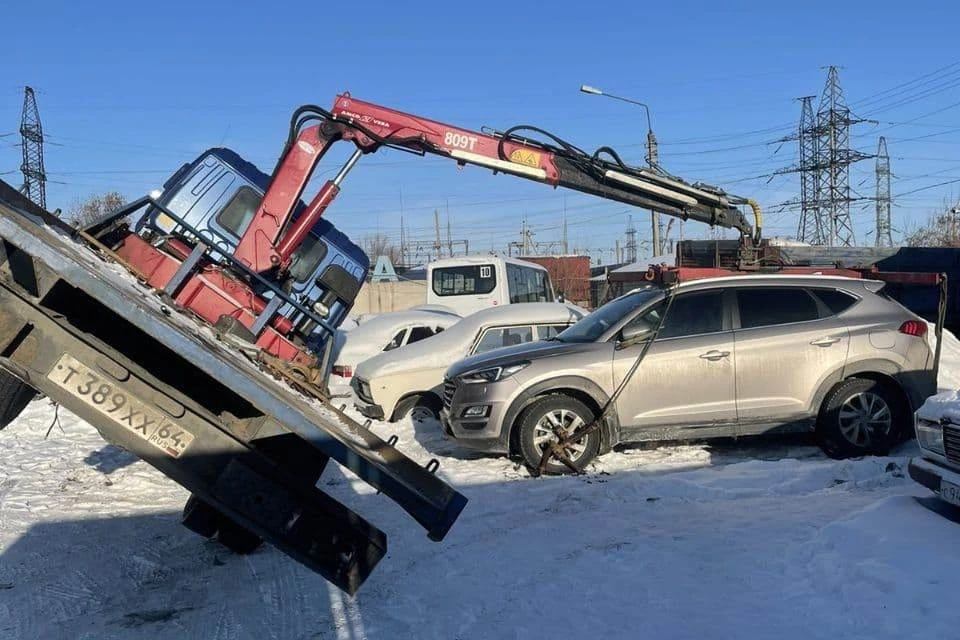 Эвакуатор проткнул авто. Фото Анны Гомоюновой