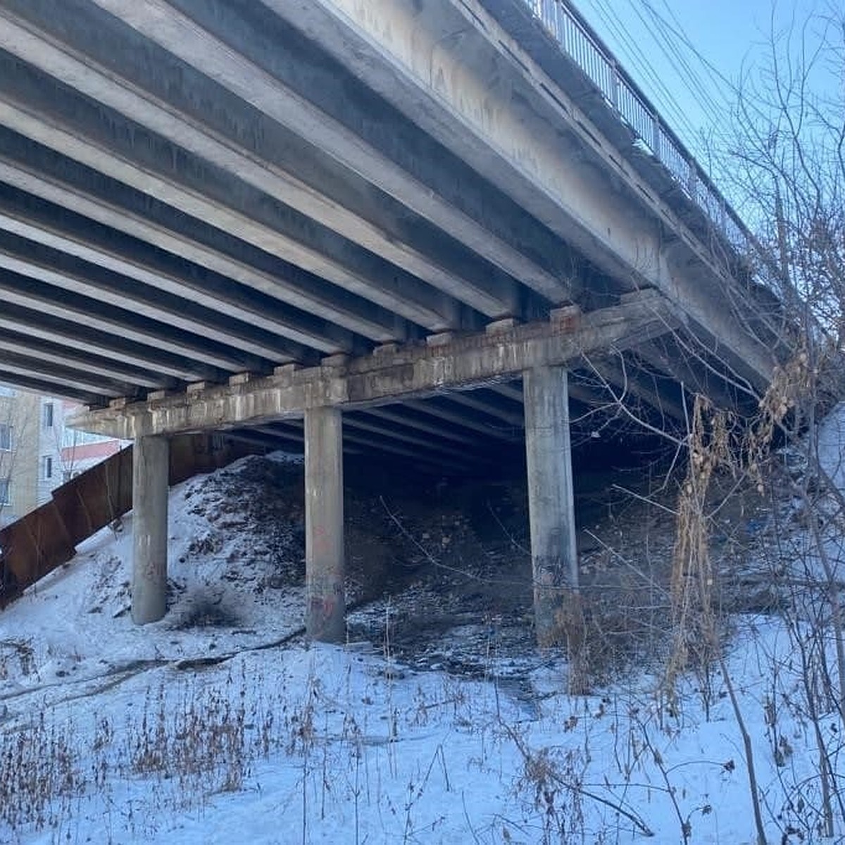 В центре Саратова мужчина провалился в дыру на мосту - KP.RU