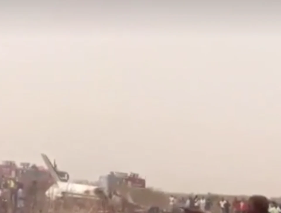 Семь человек погибли в результате крушения военного самолета в Нигерии. Фото: скриншот видео.