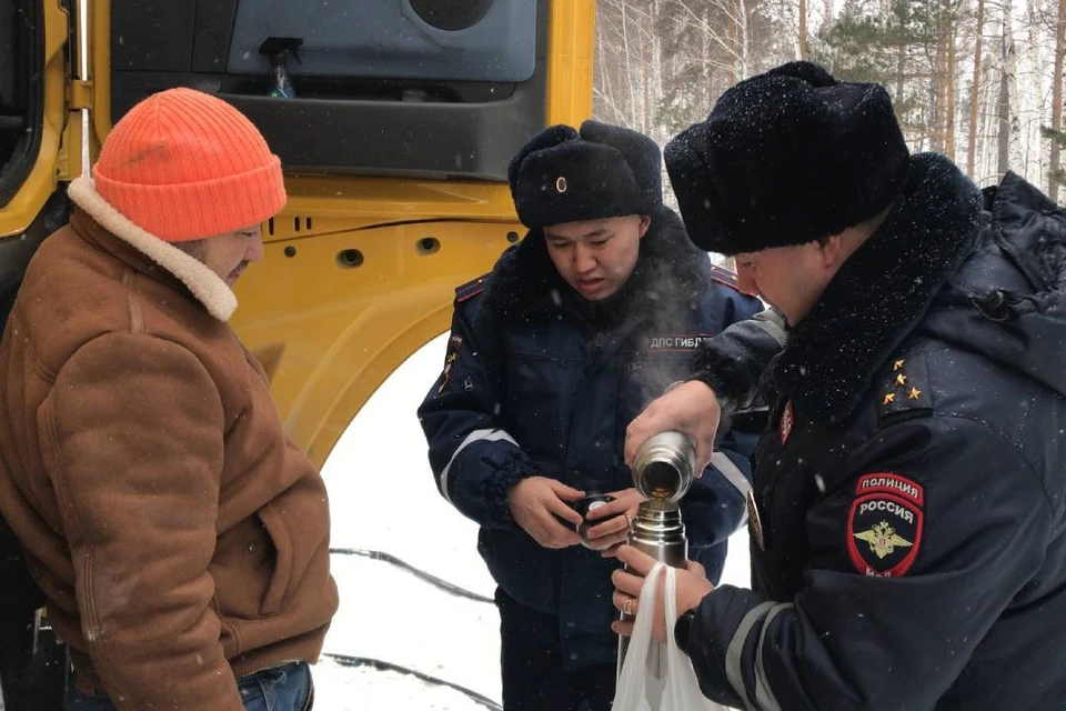 Водителя из Монголии, у которого по пути домой сломался грузовик, спасли в Зиминском районе