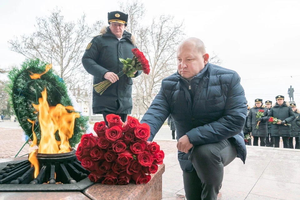 Михаил Развожаев принял участие в возложении цветов к мемориалу защитникам города во время героической обороны 1941-1942 гг.