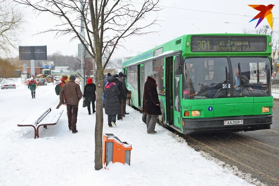 ВыЕБУ! Костлявая девчонка отдалась незнакомцу в автобусе для секса, смотреть порно видео.