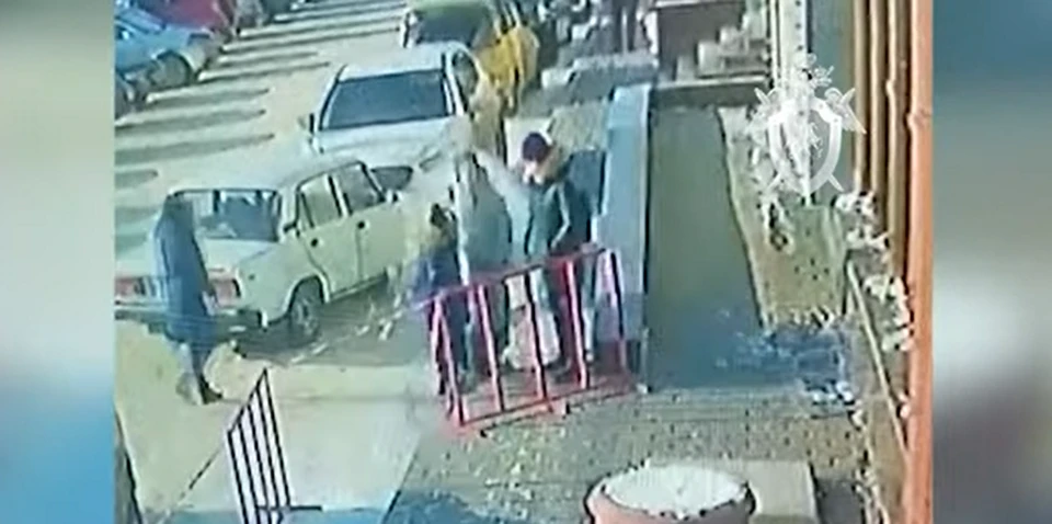 Снег упал с крыши прямо на женщину. Дети и другие пешеходы не пострадали.