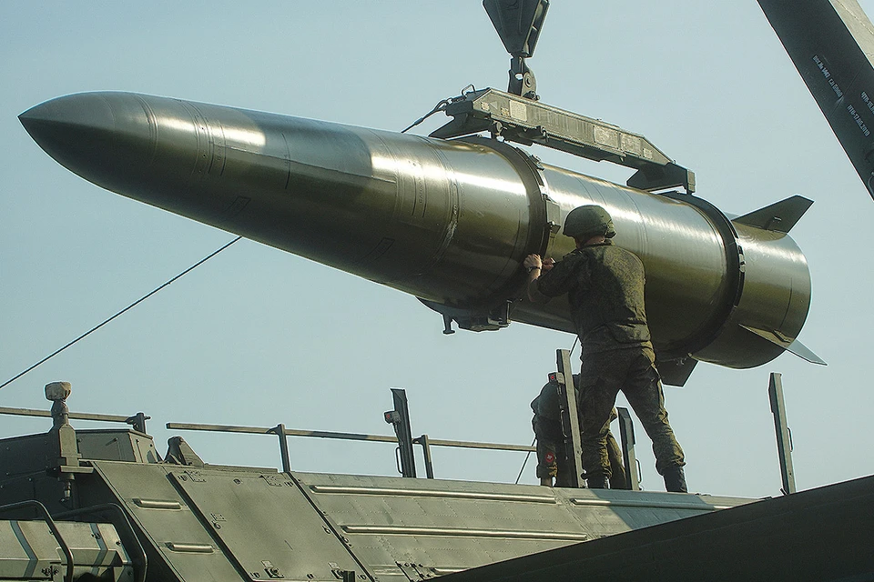 Перегрузка ракеты для оперативо-тактического ракетного комплекса "Искандер" из транспортной машины.