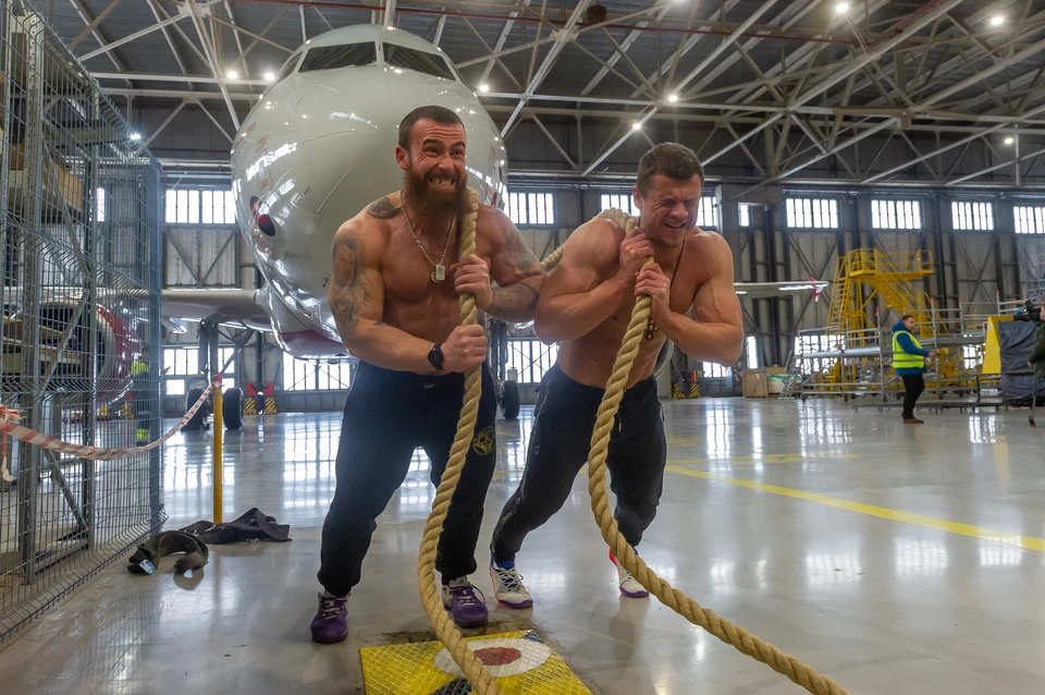 Петербургские спортсмены-экстремалы сдвинули самолет и установили мировой рекорд.
