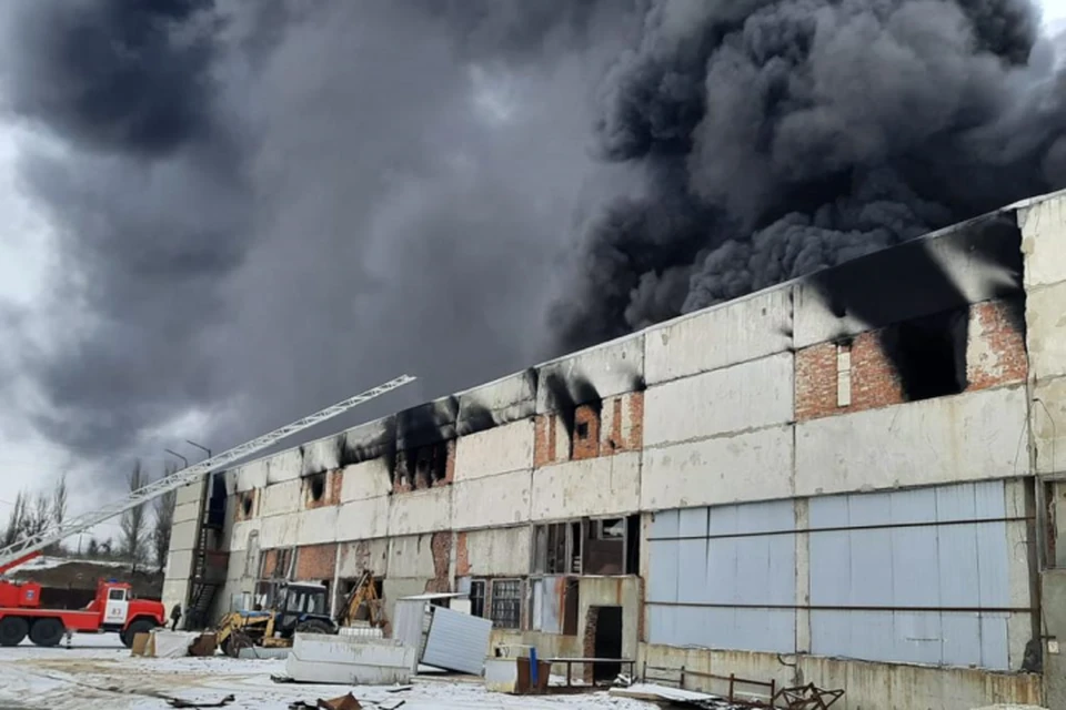 Площадь пожара составила 500 квадратных метров. Фото: ГУ МЧС России по РО.