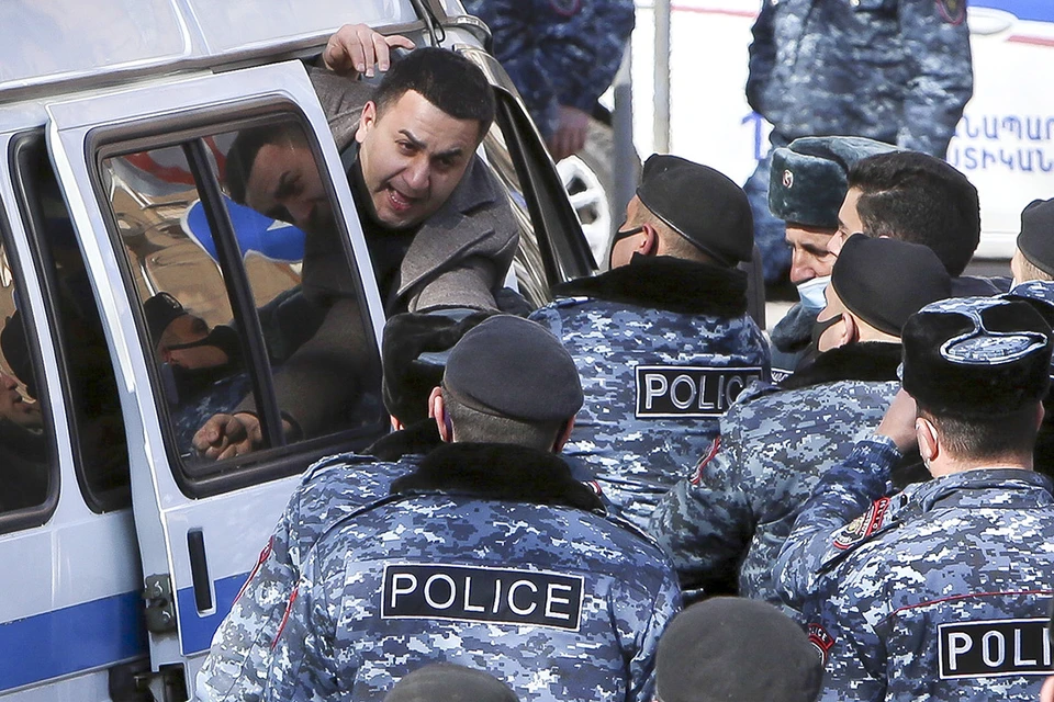 Задержание участника оппозиционного митинга в Ереване.