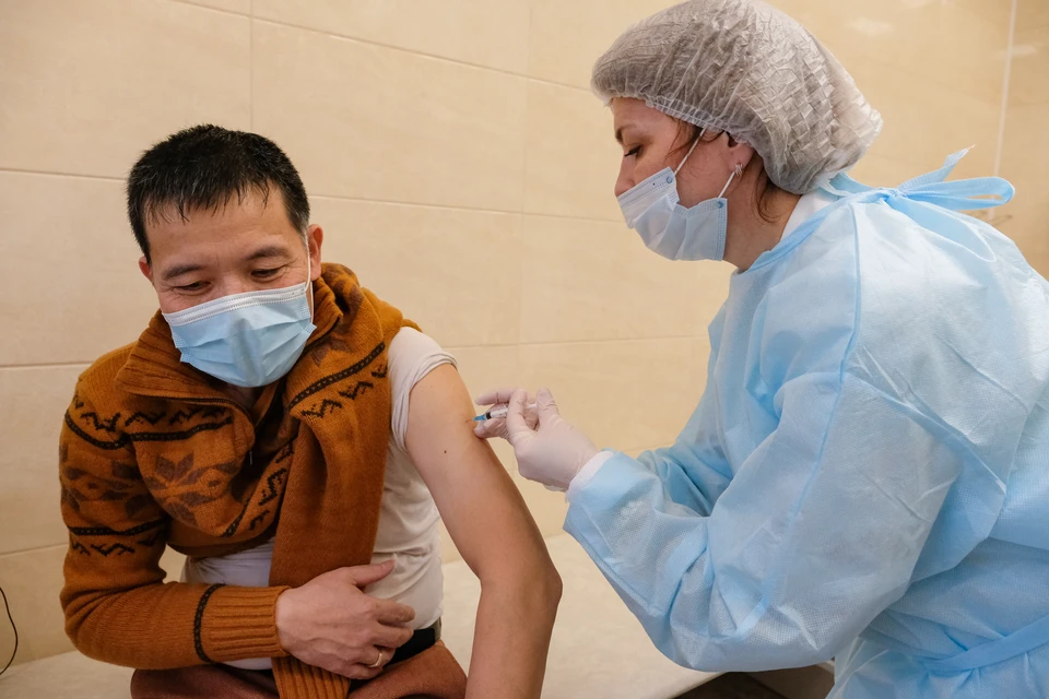 Около 1 % петербуржцев не доходит до второй прививки от коронавируса.