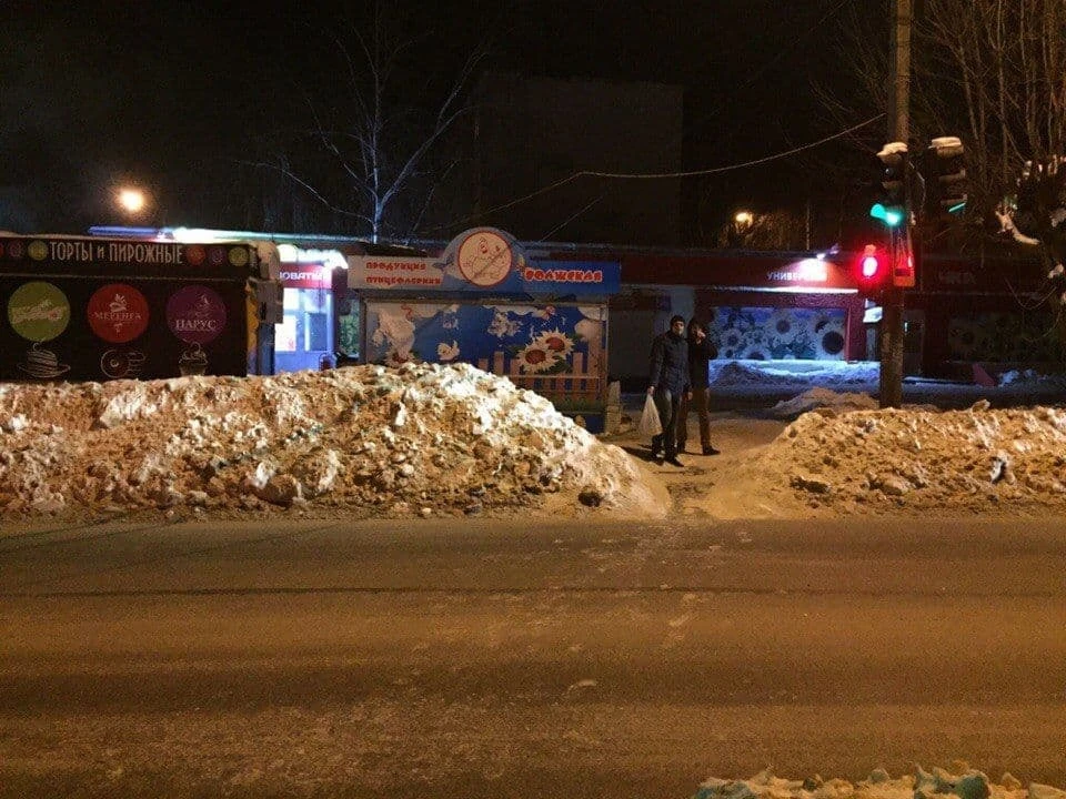 На тротуарах Саратова складировали снег с нарушениями