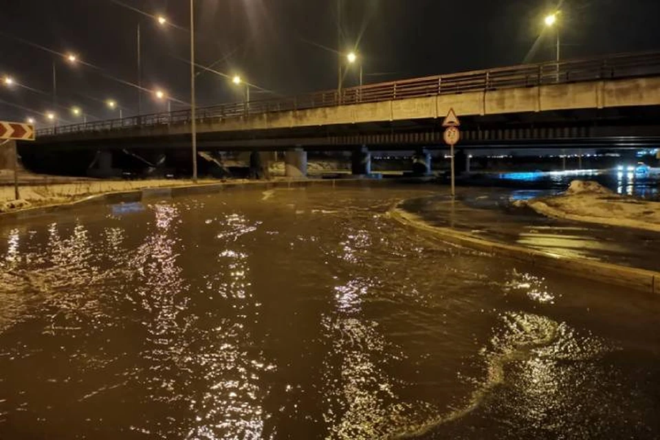 Автомобили тонут под "Мостом глупости" в Петербурге из-за оттепели