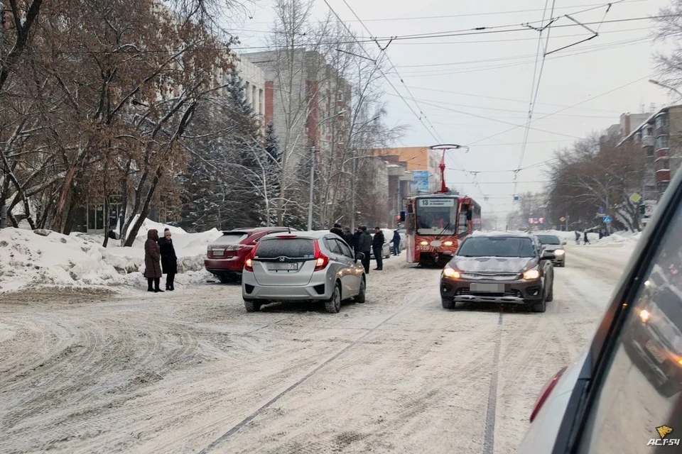 Пять машин столкнулось в центре Новосибирска. Фото: «АСТ-54»
