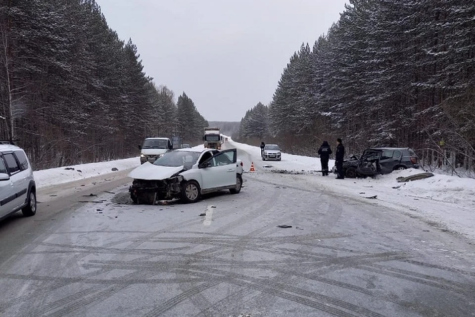 Автомобили столкнулись лоб в лоб Фото: УГИБДД по Свердловской области