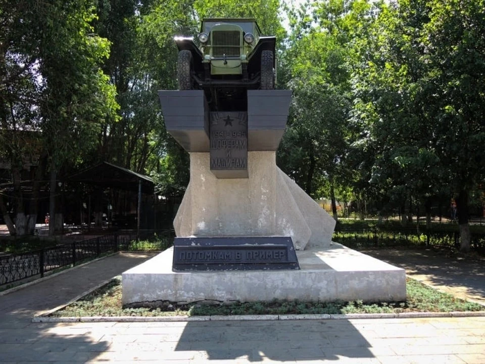 Незаконное кафе располагается у памятника "Шоферам и машинам". Фото сайта hinshtein.ru