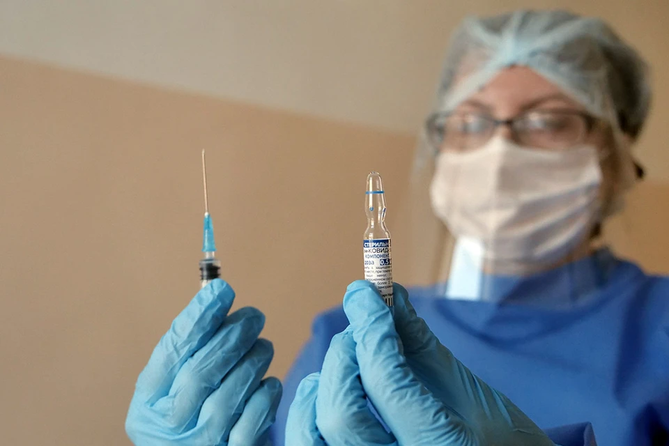 «Лайт» - значит облеченная. В отличие от полной двухфазной вакцины «Спутник V», разработанной в Центре имени Гамалеи, - легкий вариант содержит только ту часть препарата, которая построена на аденовирусе 26-го типа.