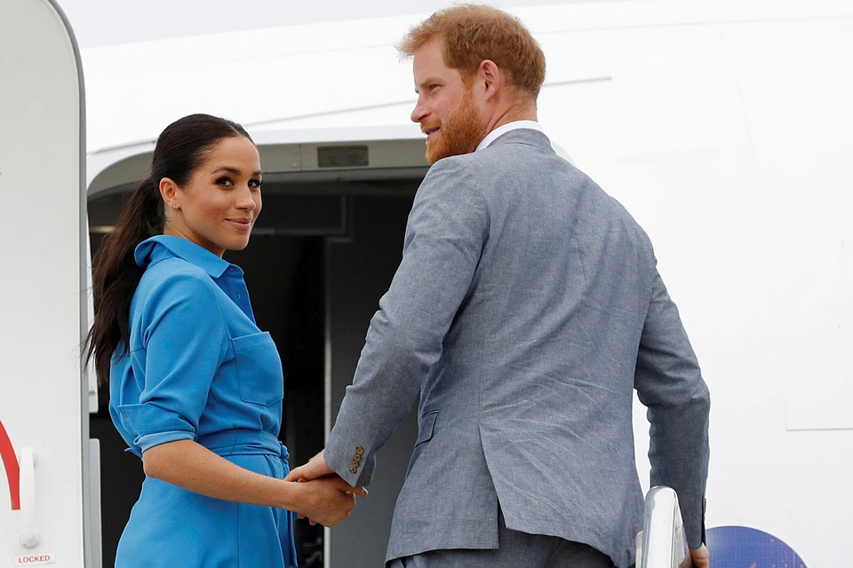 Основной причиной, по которой принц Гарри и Меган Маркл уехали в США, называется назойливое внимание со стороны британских таблоидов