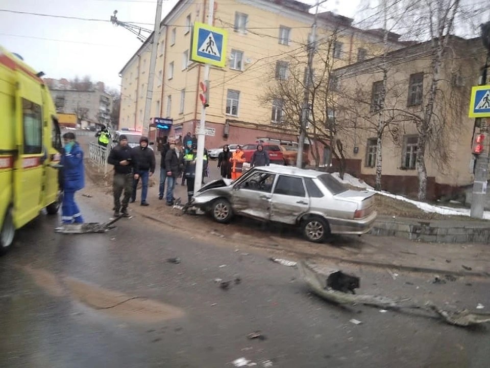 Две машины столкнулись на перекрестке Витебского шоссе в Смоленске. Фото: паблик "Подслушано Смоленск".
