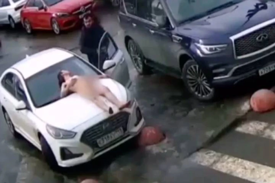 Раскрепощенный петербуржец прогулялся абсолютно голым по городу