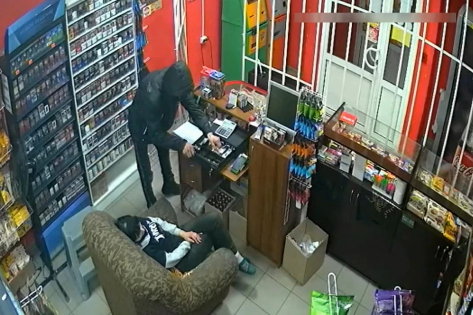 Продавщица не проснулась ни во время, ни после ограбления. Фото: скрин с видео 43.мвд.рф