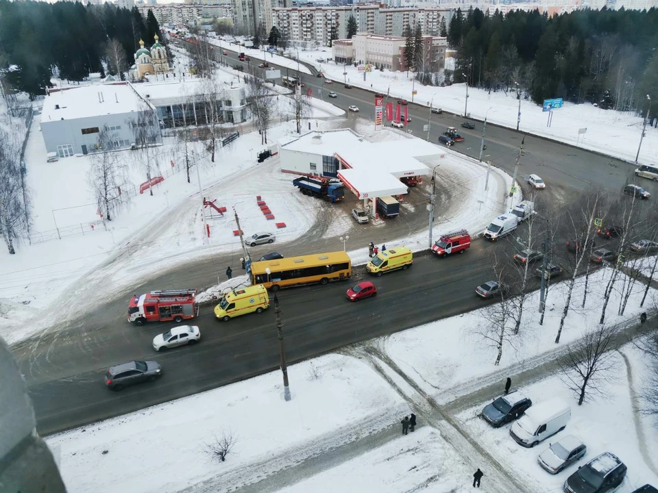 Автобус врезался в световую опору в Ижевске, Фото: Кирилл