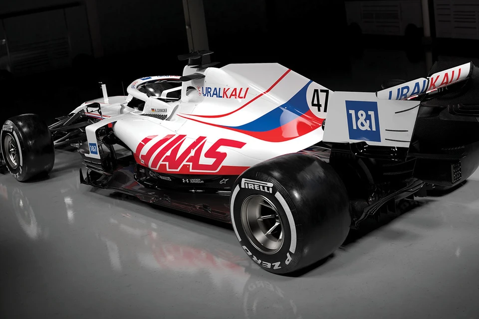 На сайте команды «Формулы-1» HAAS сегодня появилось фото нового болида, на крыльях которого изображен российский триколор. Фото: twitter.com/Haas F1 Team