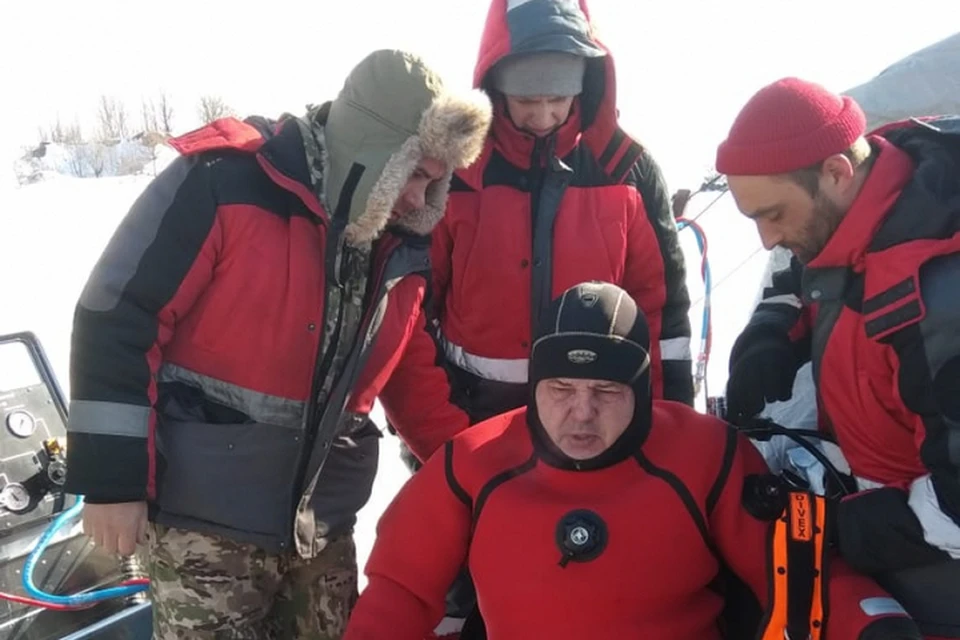 Несмотря на лед и холод: краевые водолазы-спасатели отработали спуски под воду