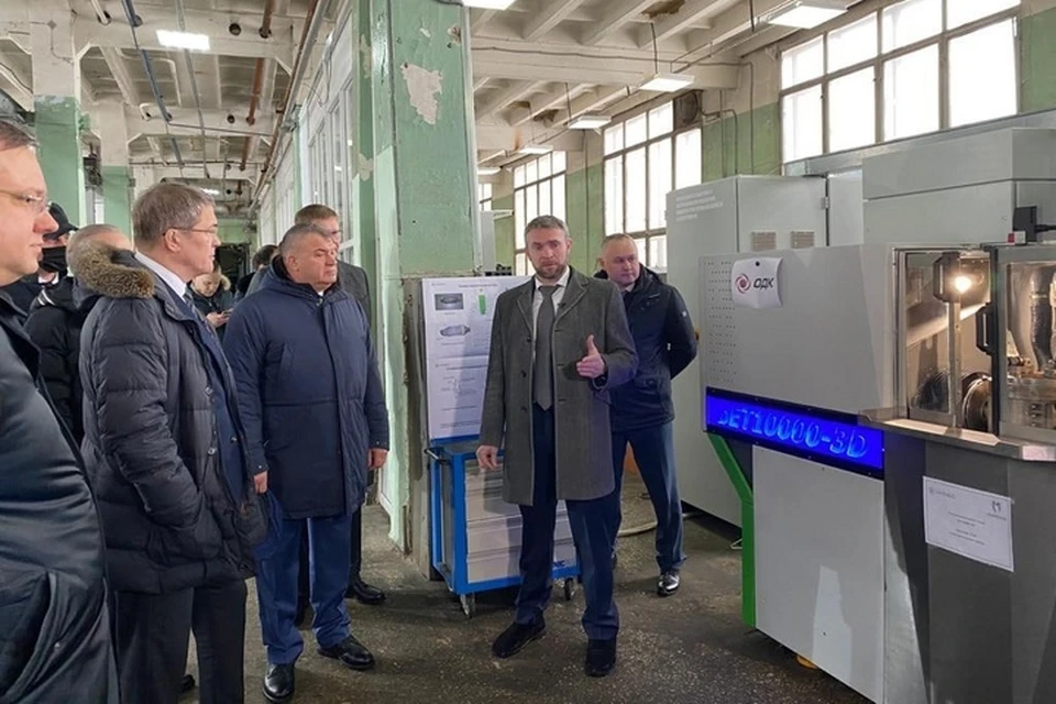 Сердюков посетил завод Гидравлика