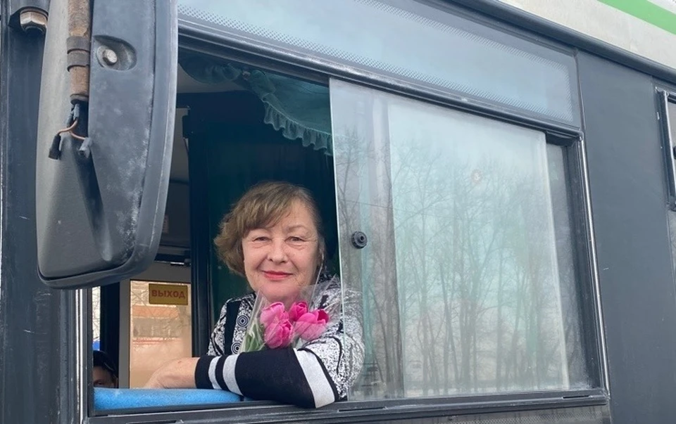 В Тюмени женщинам-водителям автобусов подарили цветы в преддверии 8 марта.