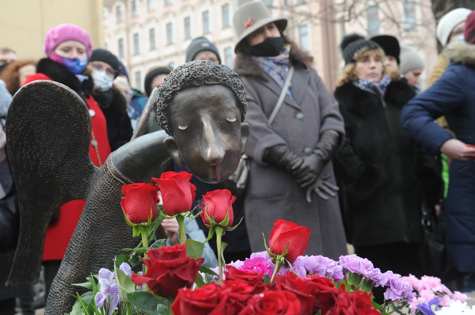 "Печальный ангел" поселился на набережной Карповки у Первого меда.