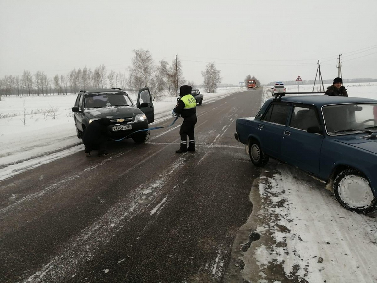 В Воронежской области на трассе у автомобиля «ВАЗ-2107» лопнуло колесо -  KP.RU