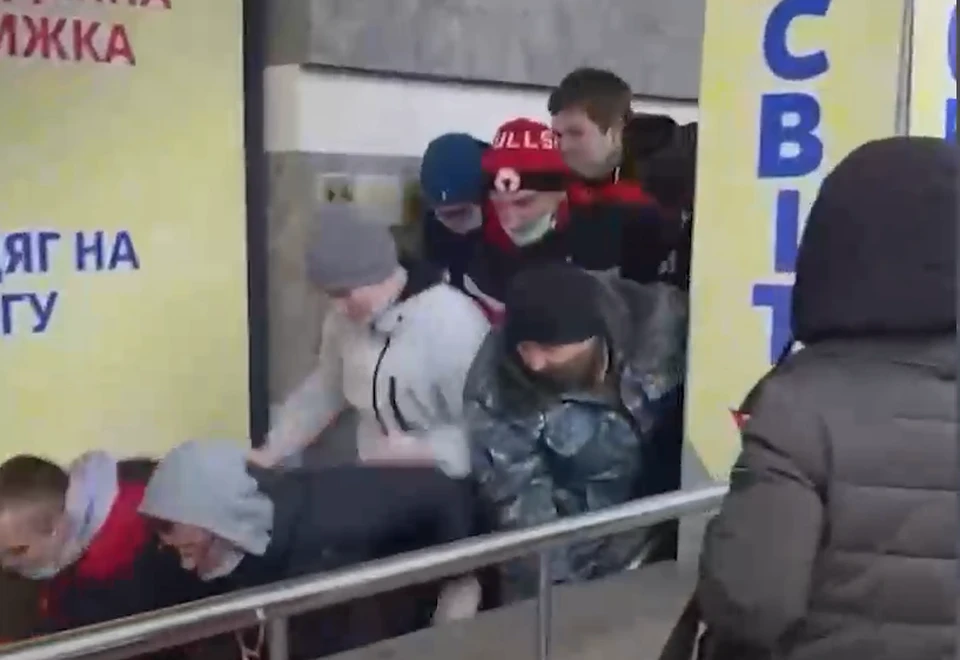 Толпа снесла охранника при штурме секонд-хенда в Полтаве. Фото: кадр из видео