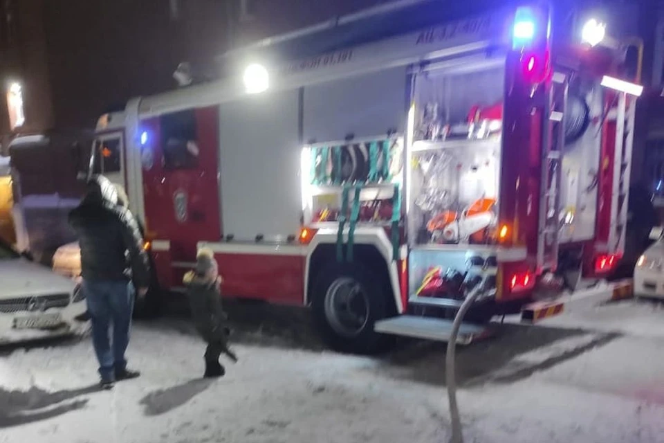 По словам очевидца, пожарным помешали горы снега во дворе.