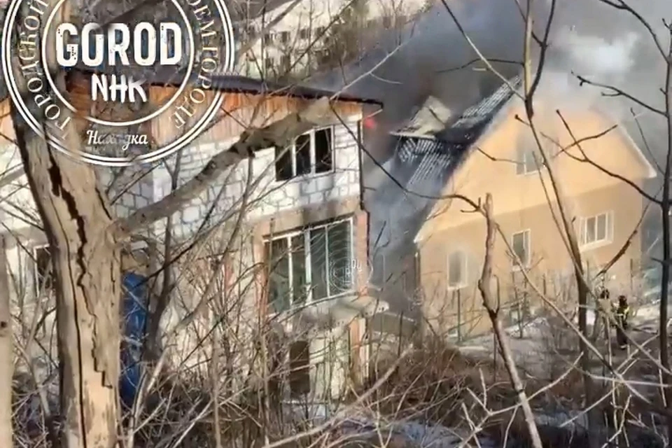 Горящий дом на улице Пограничная в Находке. Скриншот видео: instagram.com/gorod_nhk