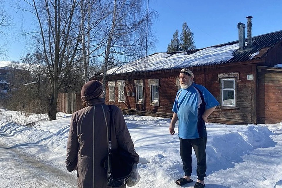 Соседи Мохова, живущие с ним через стенку, уже смирились с суетой возле их дома.