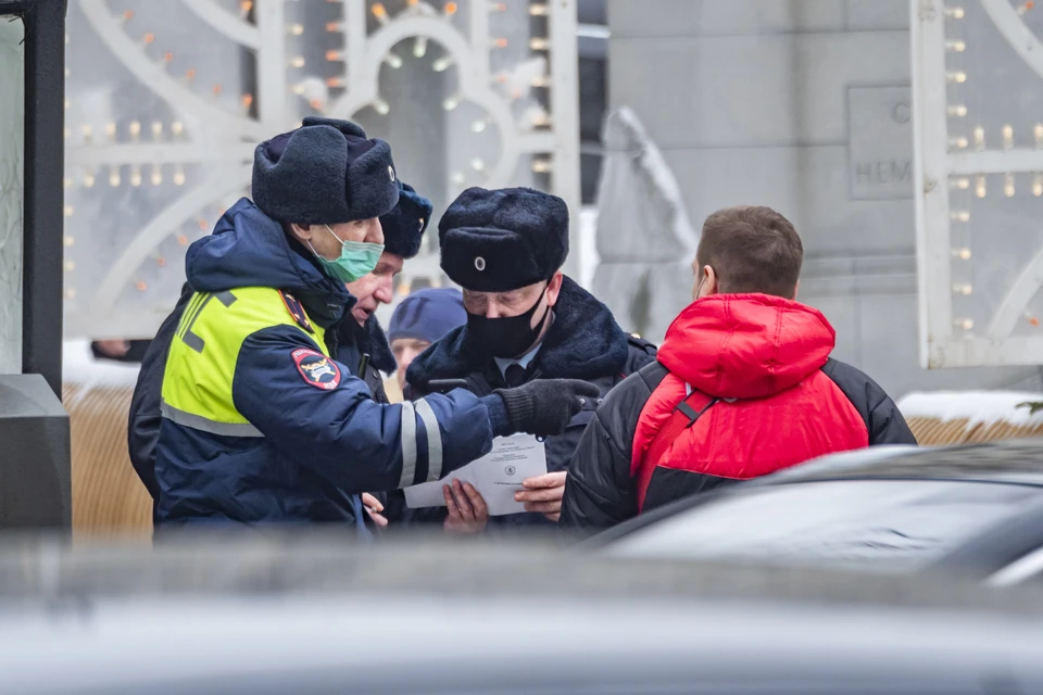 В Москве неизвестный ранил ножом двух мужчин в торговом центре.