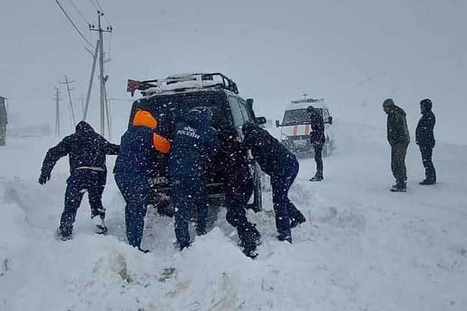 Автомобили вызволяют из снежного плена. Фото: пресс-служба МЧС по РД