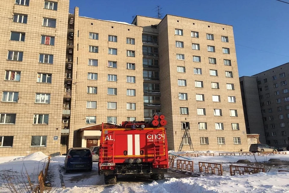 Названа предварительная причина пожара в новосибирском общежитии. Фото: ГУ МЧс по Новосибирской области.