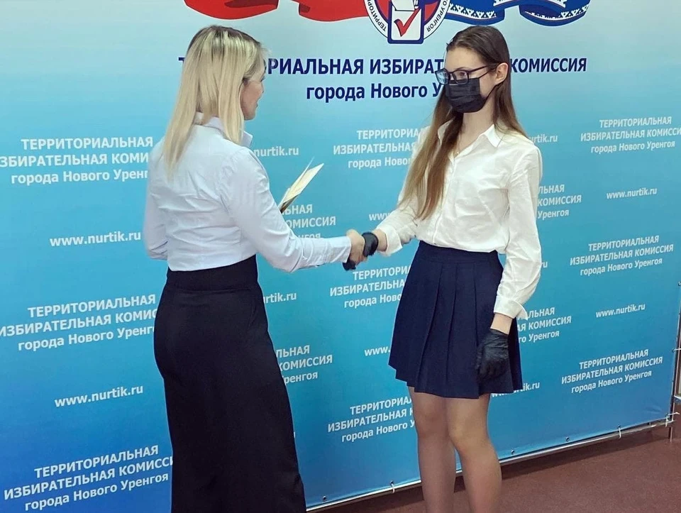 В Новом Уренгое наградили призеров олимпиады по вопросам избирательного права Фото: Администрация города Новый Уренгой