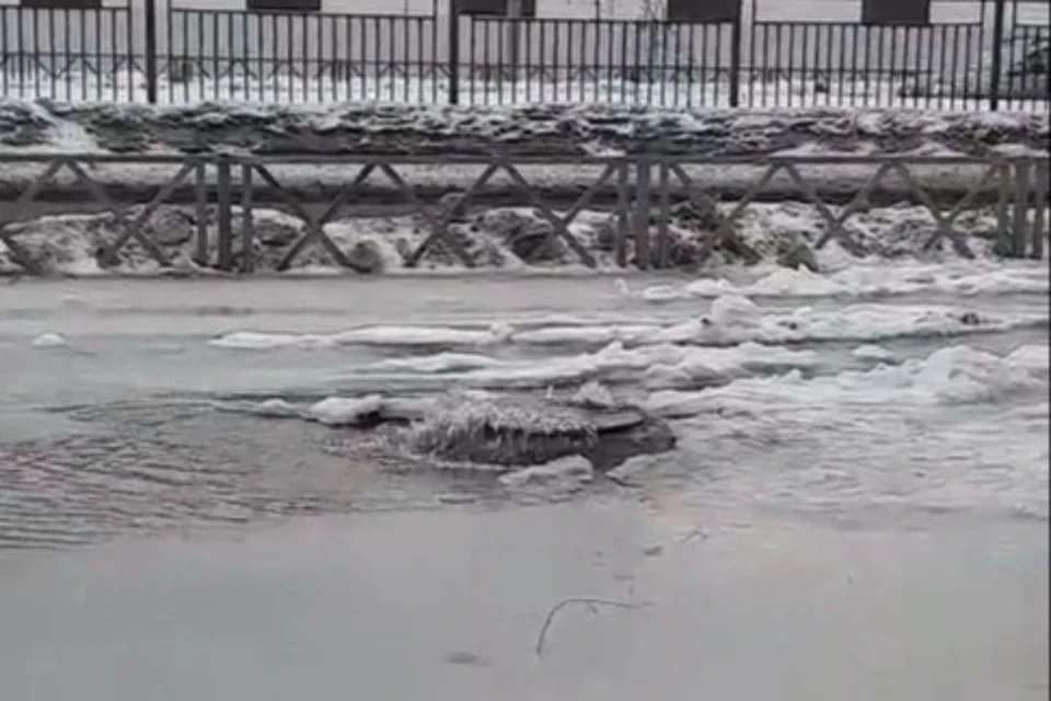 Люк из которого течет вода на проспекте Авиаторов. Фото: группа "Подслушано в Ярославле"
