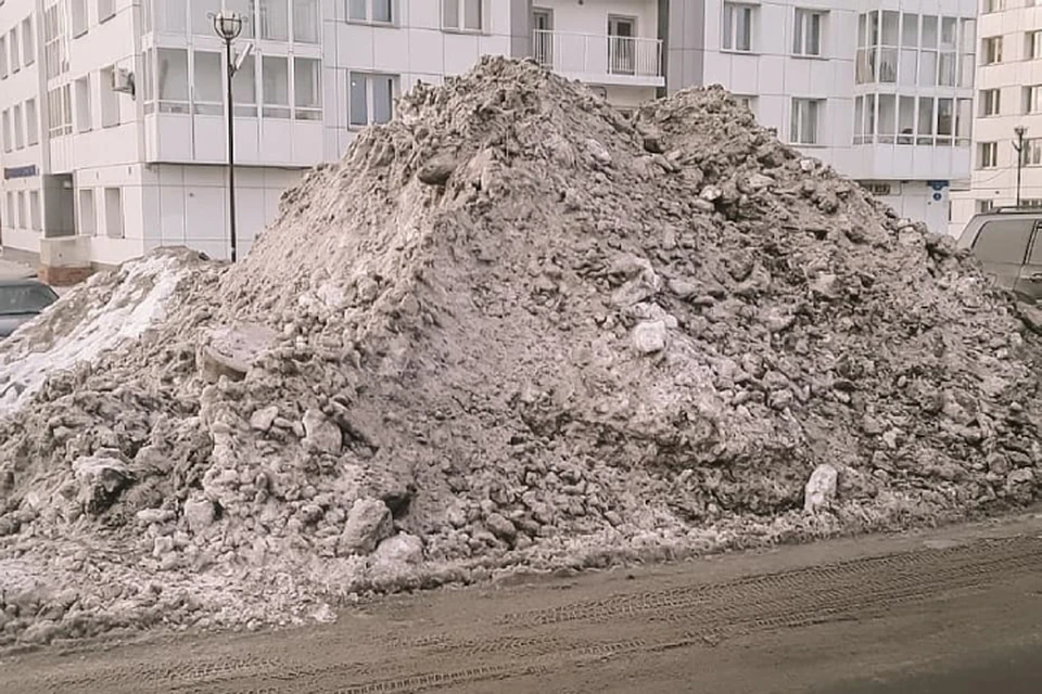 Коммунальщики в Красноярске сбрасывают снег на дороги