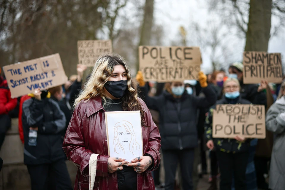 Полицейские силой разгоняют акции в память о жертве, а политики обещают новый закон в защиту женщин