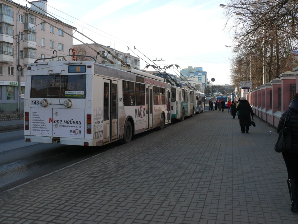 Троллейбус 4а симферополь. Троллейбус 025 калуга. укт 40 калуга. 4 осный троллейбус. троллейбус 4 киров.